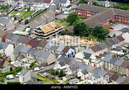 Blick über den ehemaligen Kohle Bergbau Dorf von Cwmcarn in den Tälern von South Wales UK Stockfoto