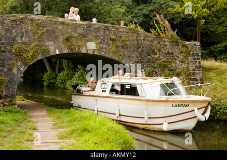 Daycruiser Unterquerung der Brücke in der Nähe von Goytre Wharf auf Monmouthshire und Brecon Canal South Wales UK Stockfoto