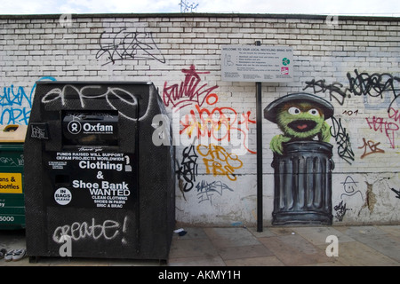 Graffiti und Papierkorb im Londoner Old st Stockfoto