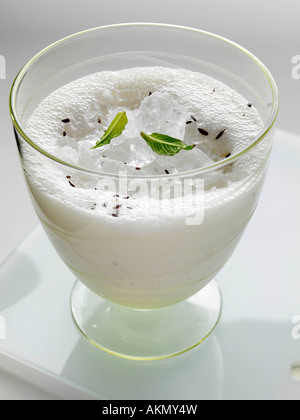 Ein Glas eisgekühlten indischen Namkeen Lassi trinken redaktionelle Essen Stockfoto