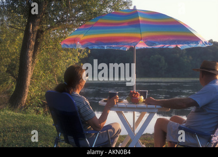 Entspannung am See am Abend Stockfoto