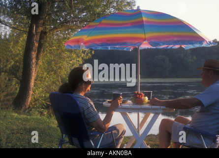 Entspannung am See am Abend Stockfoto