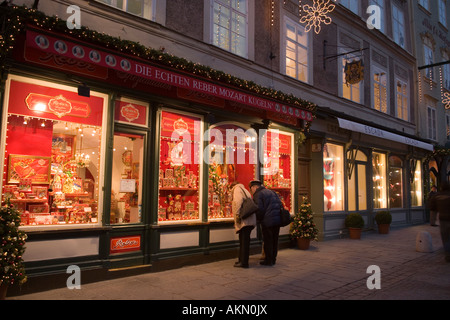 weihnachtlich dekorierte Schaufenster der Reber ein Shop Mozartkugeln Altstadt Markt Salzburg Salzburg Österreich Stockfoto