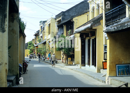 Straßenszene mit traditionellen engen Geschäftshäusern in Nguyen Thai Hoc Str., Hoi An, Vietnam Stockfoto