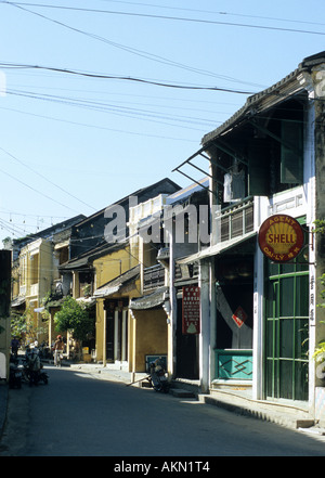 Straßenszene mit traditionellen engen Geschäftshäusern in Nguyen Thai Hoc Str., Hoi An, Vietnam Stockfoto