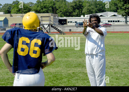 High School Football Aktion Port Huron Michigan Deaf JV Fußballspieler liest Gebärdensprache durch schwarze Hilfe während des Trainings gegeben Stockfoto