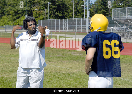 High School Football Aktion Port Huron Michigan Deaf JV Fußballspieler liest Gebärdensprache durch schwarze Hilfe während des Trainings gegeben Stockfoto