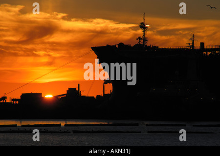 Sonnenuntergang mit größeren Frachter in Port Angeles Harbor Olympic Peninsula Washington USA Stockfoto