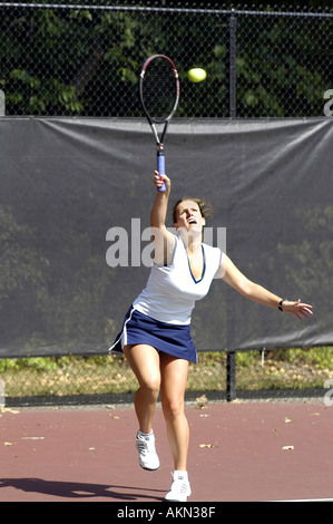 Weibliche Doppel-Match an einer High School Tennis treffen Stockfoto