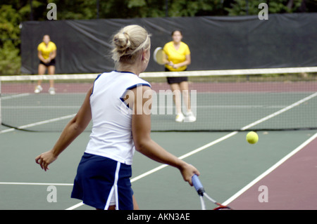 Weibliche Doppel-Match an einer High School Tennis treffen Stockfoto