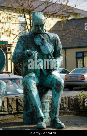 Skulpturen von Musikern und Tänzern in Lisdoonvarna, zum Gedenken an seine jährliche Matchmaking Festival, County Clare, Irland Stockfoto