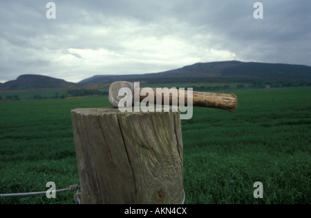 Trockenmauern Walling mash Hammer ruht auf der Säule Stockfoto