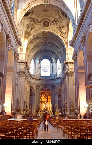 Paris Frankreich, katholische Religion innen "Eglise Saint Sulpice" Kirche "Das Schiff" glauben Unterschlupf in "Große öffentliche Raum" Stockfoto