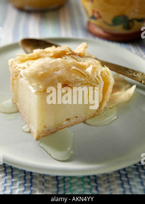 Ein Stück vom griechischen Milch Kuchen Desserts redaktionelle Essen Stockfoto