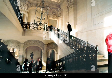 Paris Frankreich, Picasso-Museum "Musée National Picasso" im Marais "Ho-tel Salé" inneren Menschen zu Fuß Treppe Stockfoto