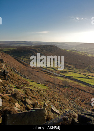 Curbar Edge mit Blick auf Baslow Edge Derbyshire Peak District England Stockfoto