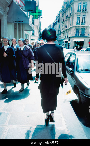 Paris Frankreich, Shopping Street Scene, Saint Germain des Prés, Nachbarschaft modische Frau, die in schickem Kleid weggeht, vorbei an katholischen Nonnen der Gruppe Stockfoto