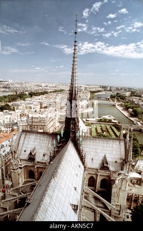 DÄCHER VON PARIS, Frankreich, Übersicht über die Stadt von der Kathedrale Notre Dame mit Blick auf den Osten auf die seine, Stadtbild, Kathedralen (vor dem Feuer) Stockfoto