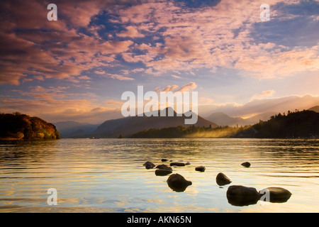 Einen wunderschönen Sonnenuntergang über Derwent Water, Nationalpark Lake District, Cumbria, UK Stockfoto