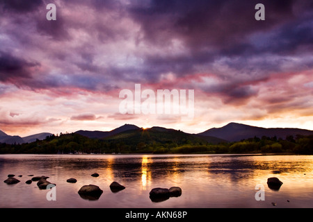 Sonnenuntergang über Derwent Water, Nationalpark Lake District, Cumbria, UK Stockfoto