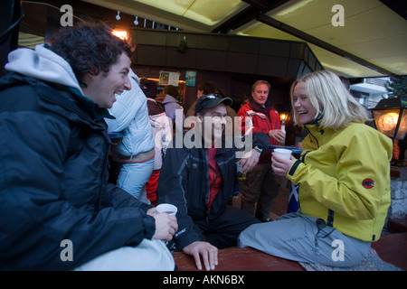 Gruppe von jungen Leuten genießen eine Apres Ski Party auf der Terrasse des Papperla Pub Zermatt Wallis Schweiz Stockfoto