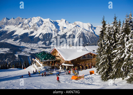 Blick über Schnee bedeckt Schafalm bis zum Gipfel der Dachsteinregion Planai Schladming-Ski Amade-Steiermark-Österreich Stockfoto