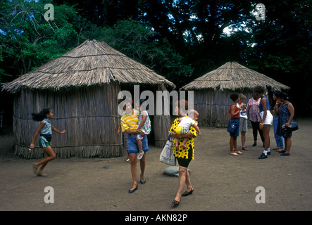 Puerto Ricaner, Puerto Rican Familie, Mutter und Kinder, Touristen, Besucher, Besuch, Tibes Indigenen zeremonielle Zentrum, Ponce, Puerto Rico Stockfoto