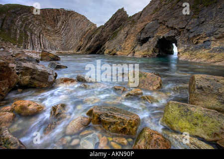 Unglaubliche Geologie an Stair Hole in der Nähe von Lulworth Cove, Dorset Stockfoto