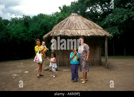 Puerto Ricaner, Puerto Rican Familie, Mutter und Kinder, Touristen, Besucher, Besuch, Tibes Indigenen zeremonielle Zentrum, Ponce, Puerto Rico Stockfoto