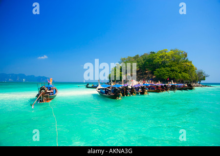 Boote verankert bei Chicken Island Laem Phra Nang Railay Krabi Thailand ein Jahr nach dem Tsunami am 26. Dezember 2004 Stockfoto