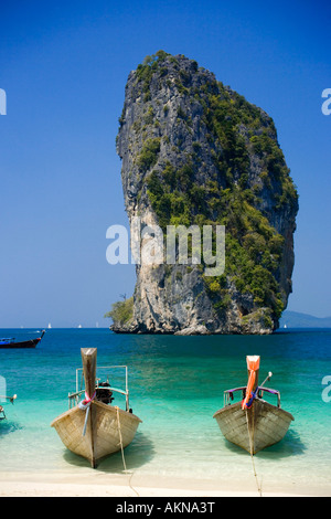 Boote am Strand Ko Poda im Hintergrund Laem Phra Nang Railay Krabi Thailand verankert Stockfoto