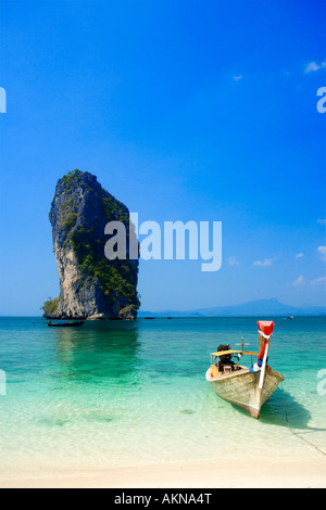 Schiff vor Anker am Strand Ko Poda im Hintergrund Laem Phra Nang Railay Krabi Thailand Stockfoto