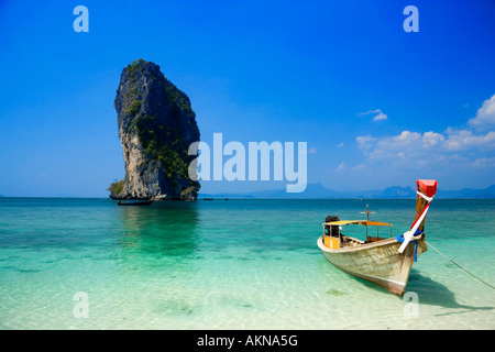 Schiff vor Anker am Strand Ko Poda im Hintergrund Laem Phra Nang Railay Krabi Thailand Stockfoto