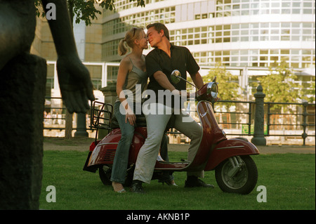 Junges Paar auf einem Vespa-Roller, Berlin, Deutschland Stockfoto