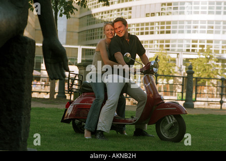 Junges Paar auf einem Vespa-Roller, Berlin, Deutschland Stockfoto