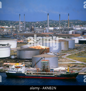 Öl-Tanker im Hafen an der Shell-Ölraffinerie mit Kaminen und Lagertanks jenseits in Willemstad Curacao Karibik Stockfoto