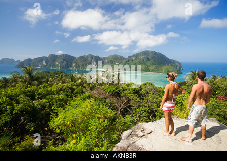 Junges Paar auf Sicht und auf der Suche nach Ao Lo Dalam und Ao Ton Sai Ko Phi Phi Don Ko Phi Phi Insel Krabi Thailand Stockfoto