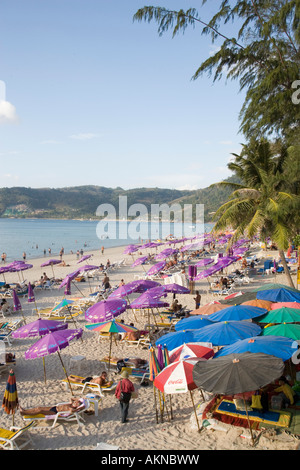 Blick über Patong Beach mit viel lila Sonnenschirme Ao Patong Hut Patong Phuket Thailand Stockfoto