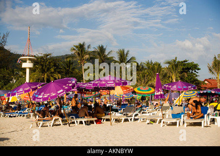 Blick über Patong Beach mit viel lila Sonnenschirme Ao Patong Hut Patong Phuket Thailand Stockfoto