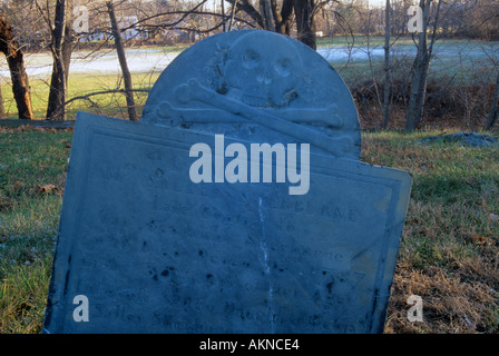 Schädel und gekreuzten Knochen auf einem Grabstein in Neuengland Friedhof Friedhof befindet sich in New Hampshire USA Stockfoto