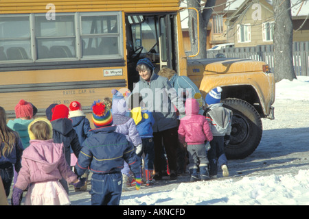 Kinder laden Schule bus Winter St.Paul Minnesota Vorschule Stockfoto