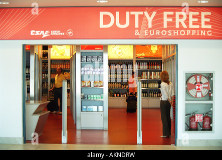 Einen duty free Shop am Flughafen Ruzyne in Prag, Tschechische Republik Stockfoto