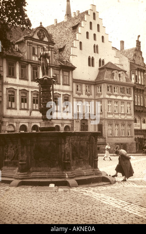 Braunschweig oder Nürnberg in den 1920er oder 1930er Jahren Frau Überprüfung ihrer Schuhe Bilder sind zerkratzt und haben Flecken Stockfoto