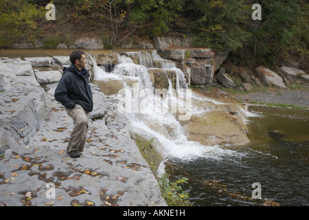 Wanderer am Taughannock Falls State Park, Ulysses, Tompkins County, New York State, USA Stockfoto