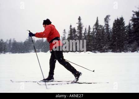 Langlauf gleitet Ski über See in Boundary Waters Kanugebiet Minnesota Stockfoto