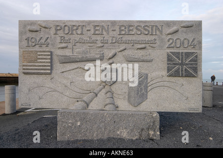 Festschrift Relief zum 60. Jahrestag der Alliierten Normandie Invasion Port En Bessin, Normandie, Frankreich Stockfoto