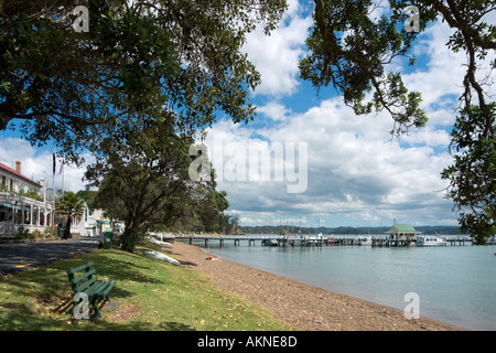 Strand mit dem Duke of Marlborough Hotel nur sichtbar auf der linken Seite, Russell, Bay of Islands, Northland, Nordinsel, Neuseeland Stockfoto