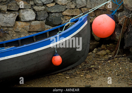 Ruderboote gefesselt in einem Gezeiten-Hafen in Roundstone Connemara Galway Irland Stockfoto