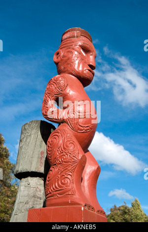 Holzschnitzerei in der Maori-Kunst und Kunsthandwerk-Institut, Whakarewarewa, Rotorua, Nordinsel, Neuseeland Stockfoto