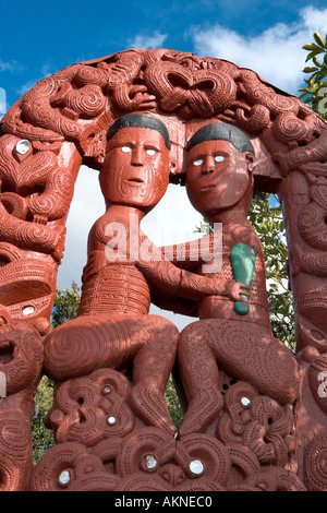 Holzschnitzerei in der Maori-Kunst und Kunsthandwerk-Institut, Whakarewarewa, Rotorua, Nordinsel, Neuseeland Stockfoto